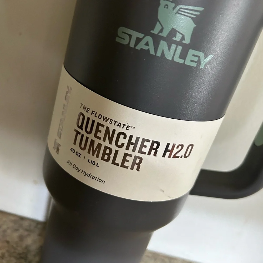 Stanley charcoal Quencher H2.0 Flowstate Tumbler - 40 oz new - Picture 3 of 5